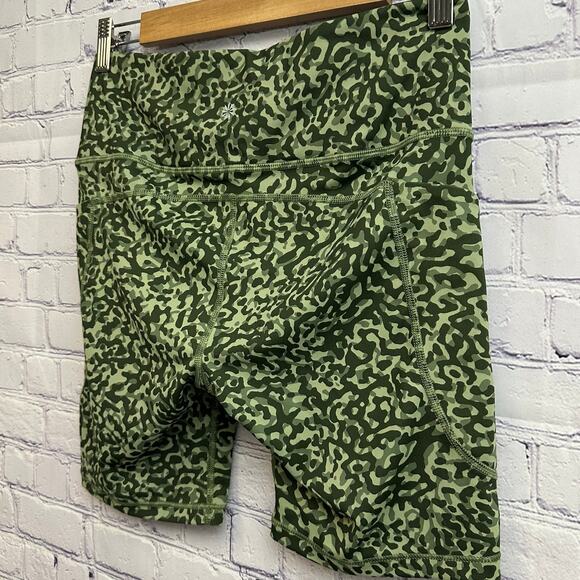 Athleta Ultimate Stash II 7" Biker Shorts Green Clouded Leopard Medium Athletic - Picture 4 of 7